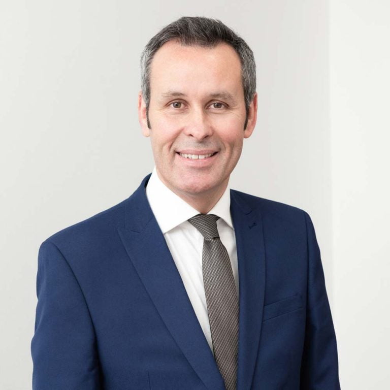 Mr Donald Adam Consultant Vascular & Endovascular Surgeon, MBChB, MD, FRCS